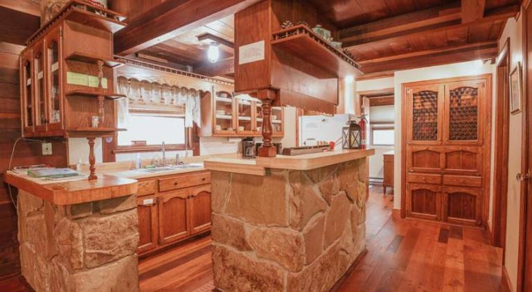 House with hot tub — photo 4