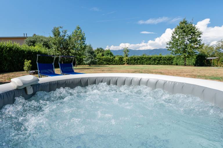 House with hot tub & garden | Garden view — photo 2