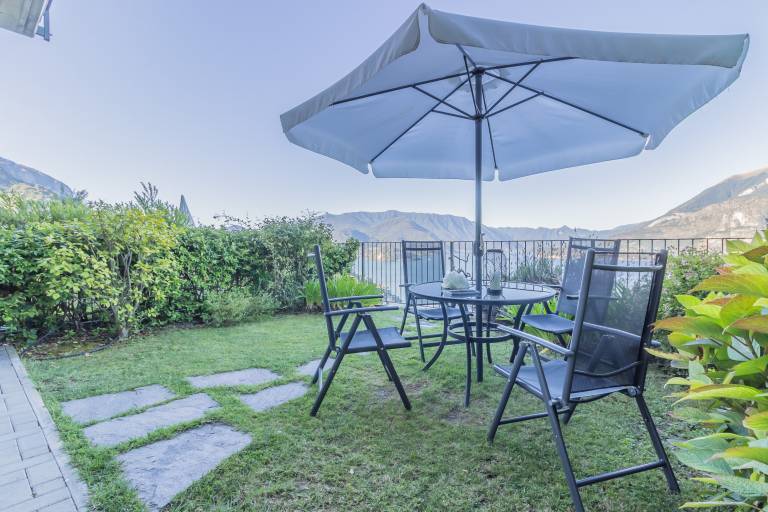 Rental apartment with yard & pool — photo 3