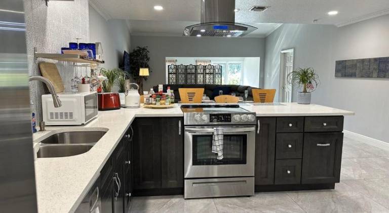 Newly Renovated Villa with Hot Tub — photo 4
