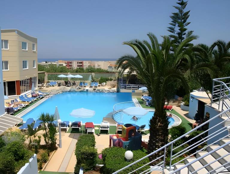 Family-friendly serviced apartment with garden, BBQ & pool | Close to the beach | Pets allowed in Platanias