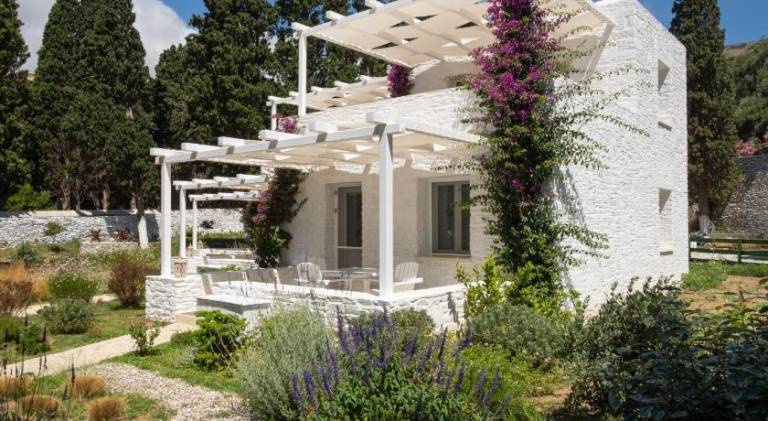 Villa with patio, jacuzzi & garden — photo 3