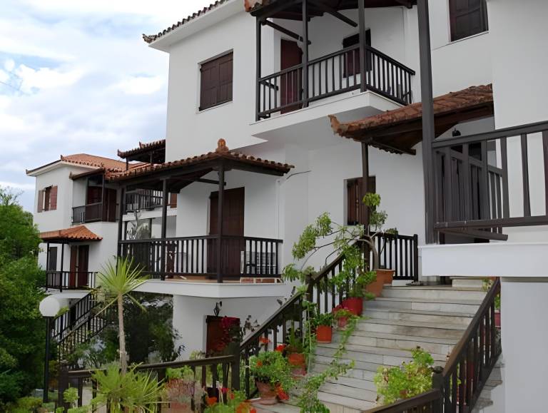 Serviced apartment with garden, pool & terrace in Skopelos