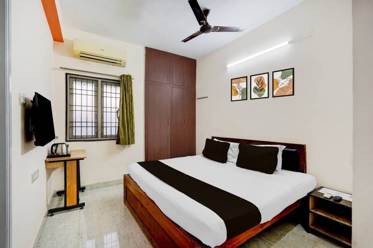 Super Townhouse Pallikarani Near Balaji Dental College