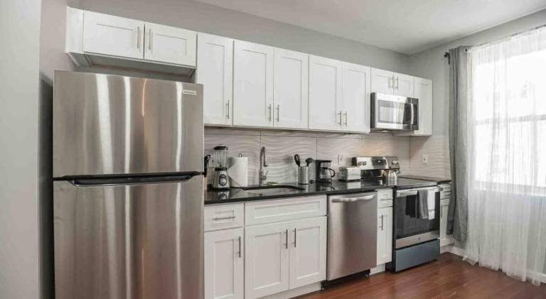 Large and Sunny 1BR - Center City - Sleeps 4 — photo 5