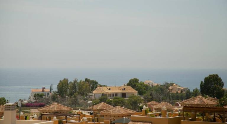Holiday apartment with pool, garden & patio — photo 2