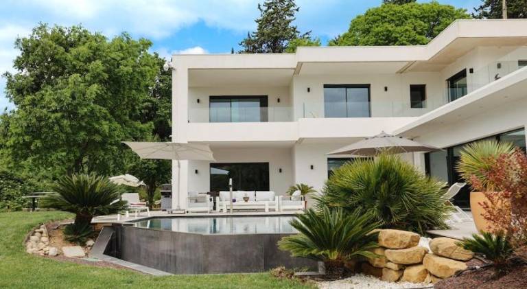 Villa with pool — photo 4