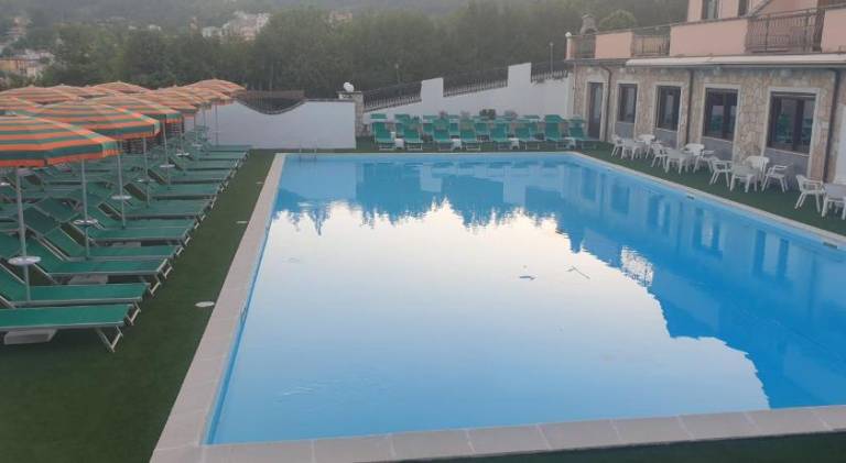Serviced apartment with terrace, barbeque & private pool | Pet-friendly — photo 5