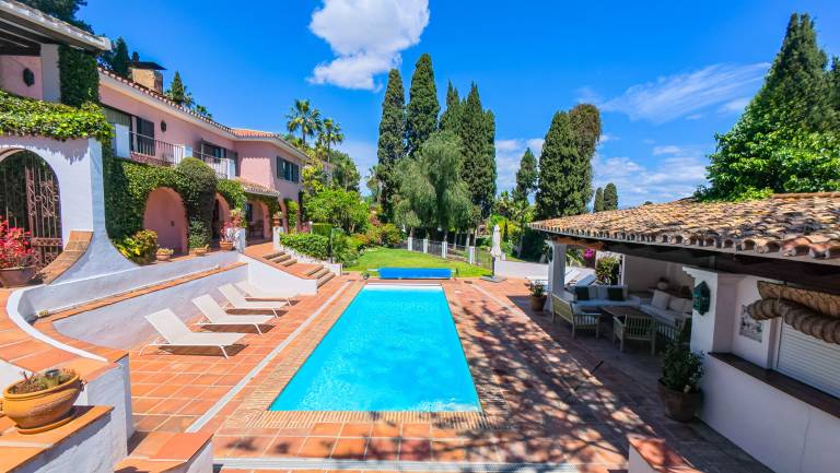 Villa with barbeque, private pool & yard | Mountain view — photo 3
