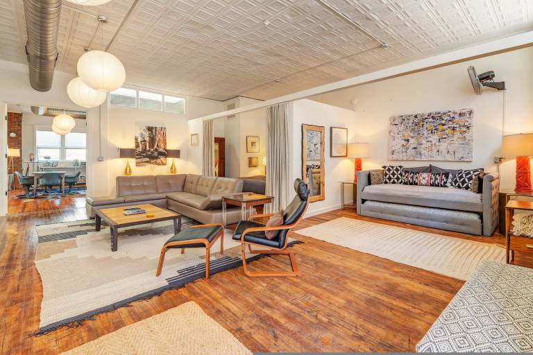 High Design Loft on Historic Alley Park Free