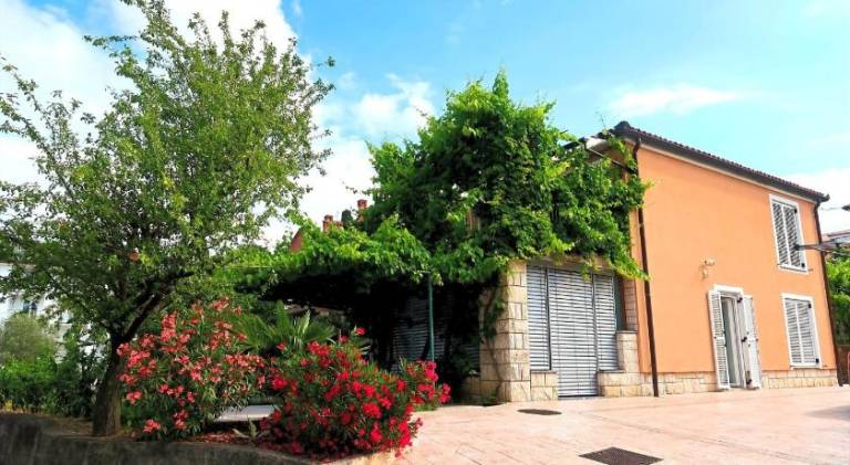 Rental apartment with yard & patio | Beach nearby | Pet-friendly in Piran