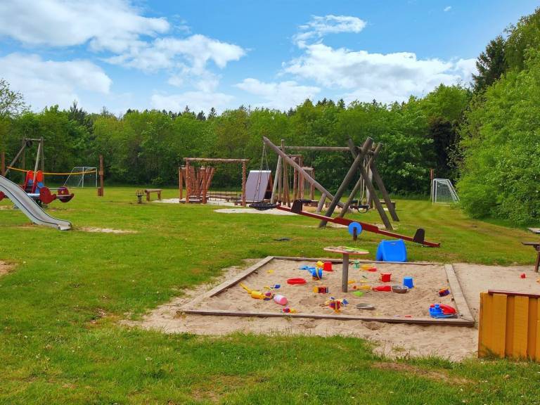 Child-friendly vacation home with grill, patio & pool | Pets are welcome — photo 3