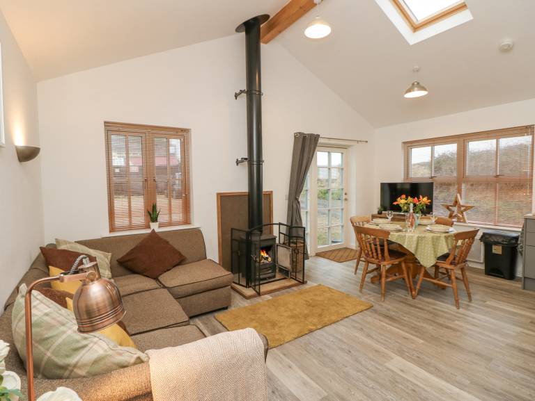 Cottage with hot tub & yard | Beach view — photo 3