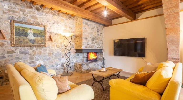 Lodge with yard, private pool & barbeque | Pets are welcome — photo 2