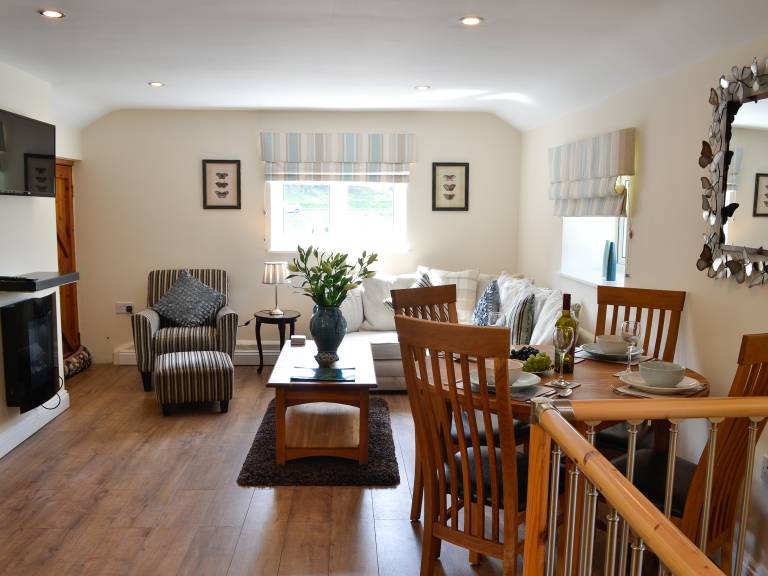 Cottage with garden, hot tub & grill | Water view — photo 3