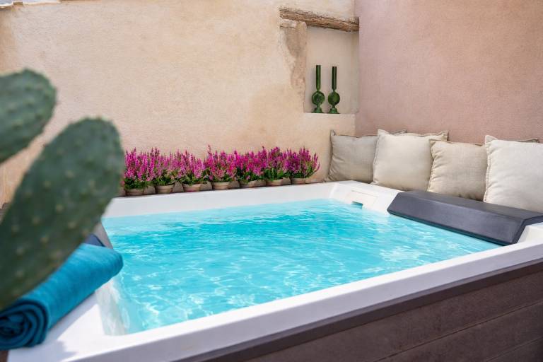 Family-oriented beautiful rental apartment with jacuzzi & terrace | Pet-friendly — photo 3