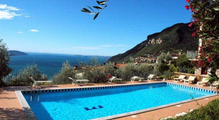 Serviced apartment with grill, sauna & pool in Tignale