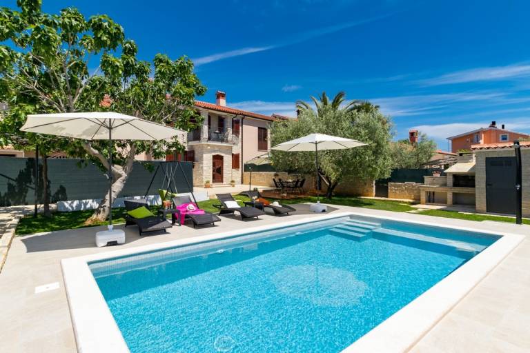 Villa with terrace, yard & BBQ in Pula