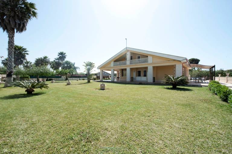 Villa 'Kaukana' with Private Pool, Wi-Fi, and Air Conditioning — photo 3