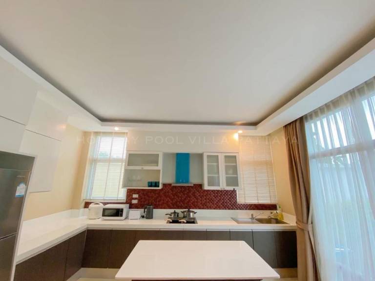 Villa with yard, pool & jacuzzi | Perfect for remote work | Pets allowed — photo 5