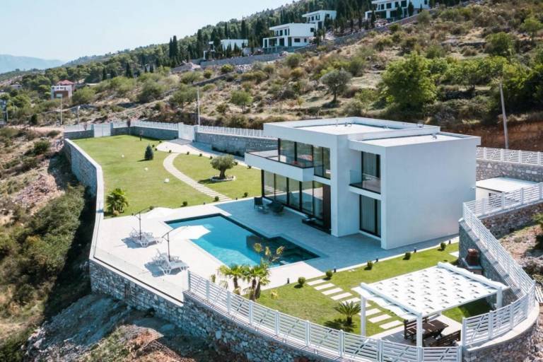 Villa with private pool & yard | Lake view — photo 2
