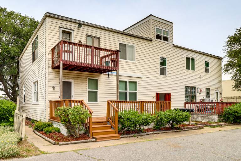 Stroll to Shore: Quaint Condo w/ Deck in Norfolk — photo 2