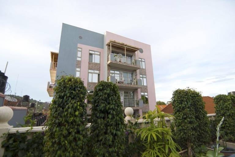 Serviced apartment with terrace & pool | Pets allowed — photo 4