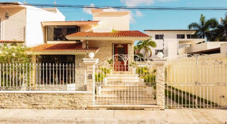 Villa with private pool, patio & garden in Cancún