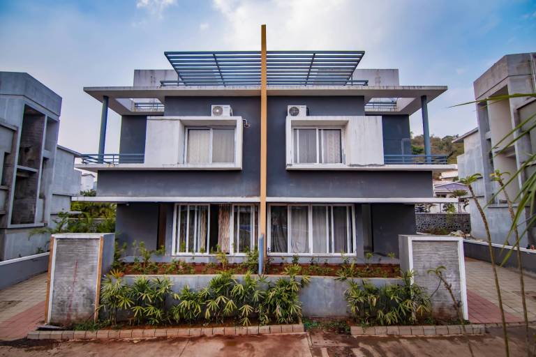 Villa with pool | Water view in Khandala