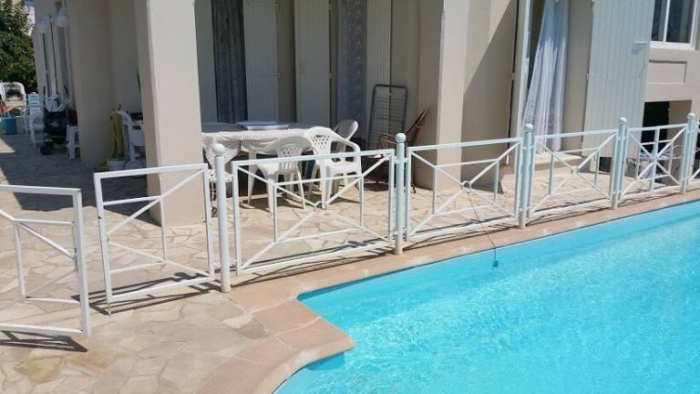 Fully equipped charming villa with yard & private pool | Beach view | Pet-friendly — photo 3