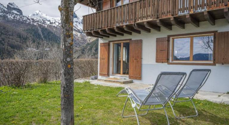 Charming chalet with jacuzzi | Pets allowed — photo 3