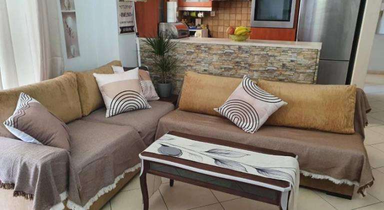 Rental apartment with patio | Close to Temple of Olympian Zeus | Good for workation in Athens