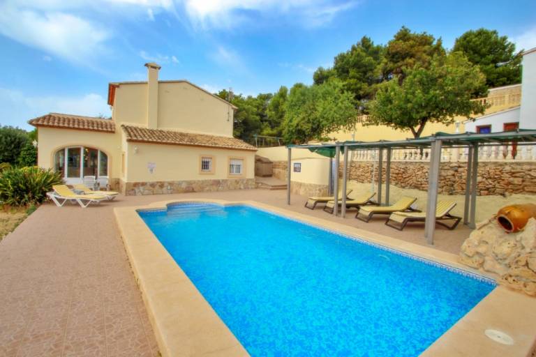 Estrelizia - pretty holiday property with garden and private pool in Calpe in Alicante