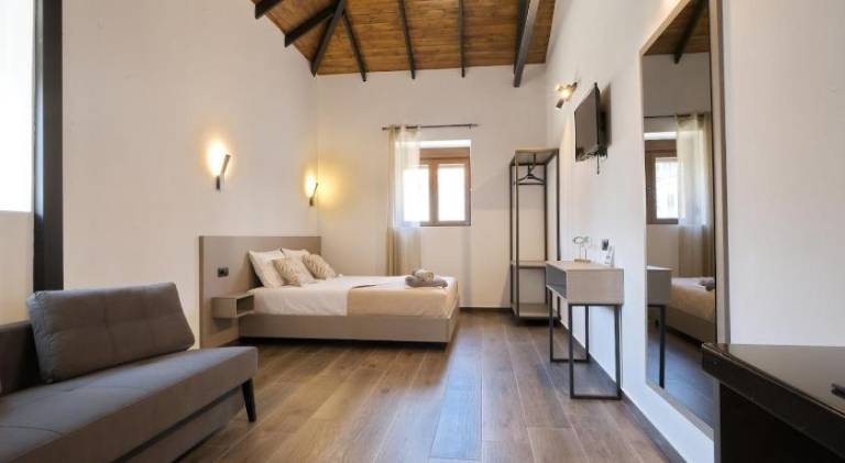 4 Lemons Luxury Studios in Aristotelis
