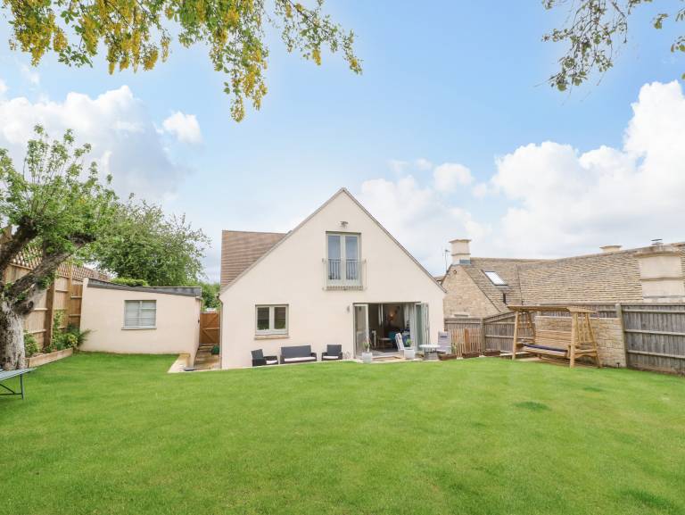 Child-friendly cottage with yard & hot tub | Dogs allowed — photo 3