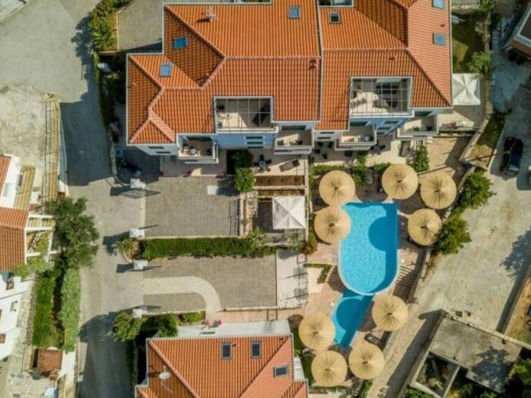 Apartment with pool, barbeque & garden | Nature view — photo 5