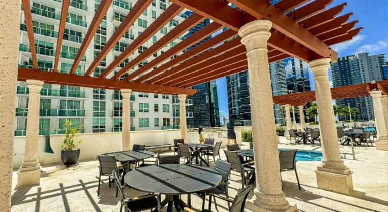 Elegant Centric Vibrant Pool Jacuzzi Free Parking — photo 4