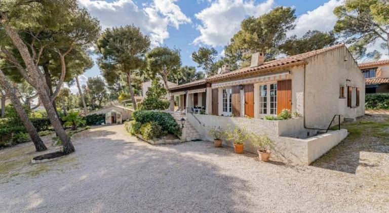 Villa with patio, yard & barbeque | Perfect for remote work in Cassis