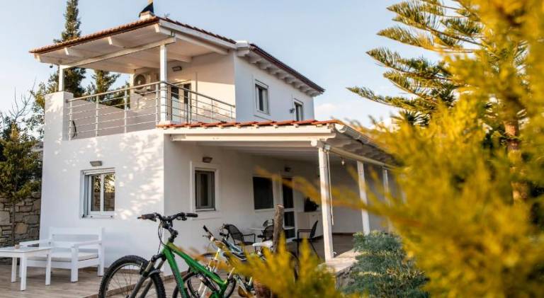 Rental apartment with patio, private pool & yard in Heraklion