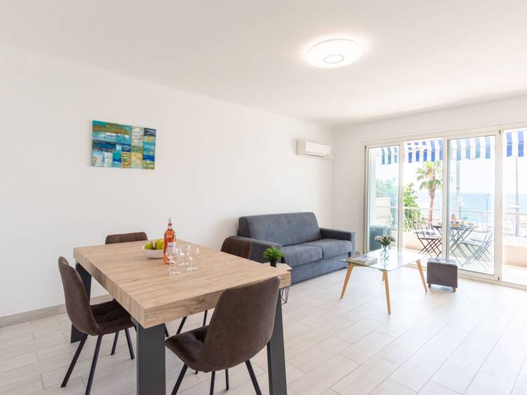 Apartment with patio | Sea view — photo 2