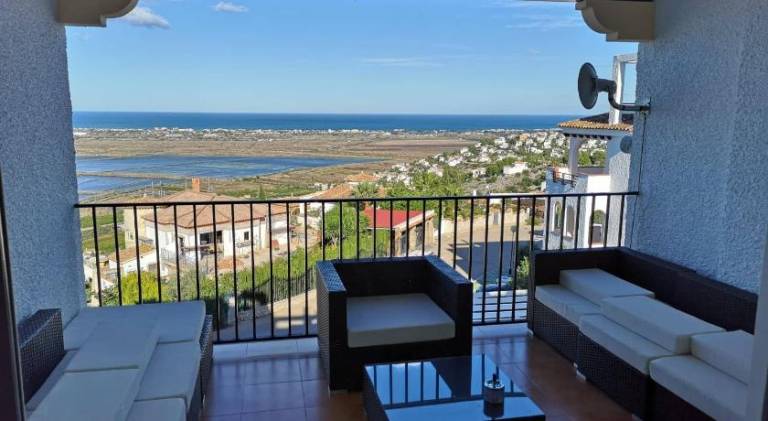 Rental apartment with terrace, yard & pool in Denia