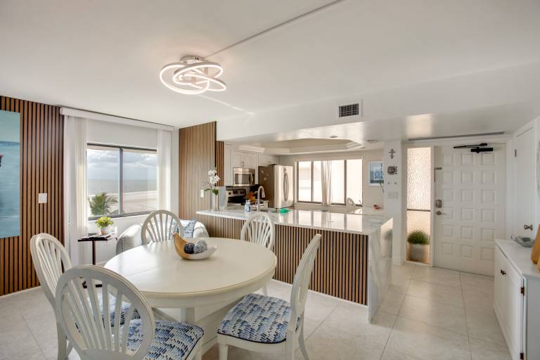 4 Mi to Lovers Key SP: Modern Condo w/ Ocean Views — photo 2