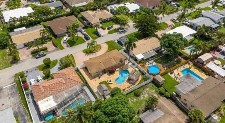 Deerfield Retreat! Walk to the Beach! Sleeps 8! — photo 5