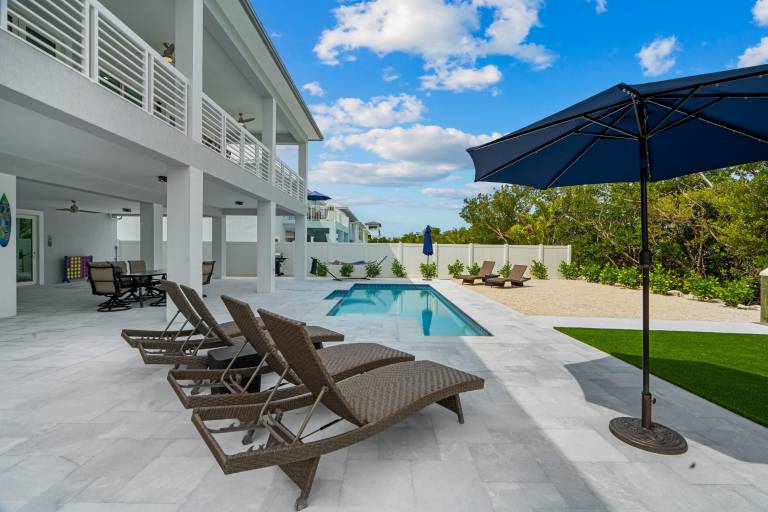 Luna Light Waterfront Pool Dock Views — photo 4