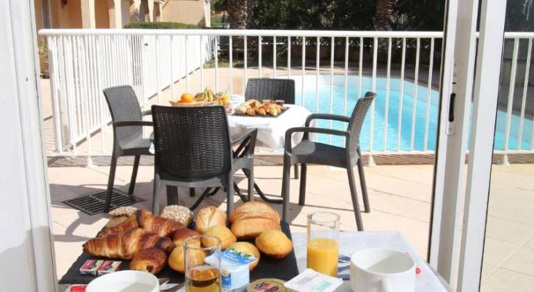 Serviced apartment with patio, pool & garden | Pets allowed — photo 5