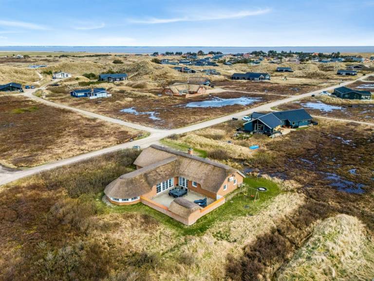 Child-friendly nice vacation home with patio, private pool & sauna | Beach nearby | Pets are welcome — photo 5