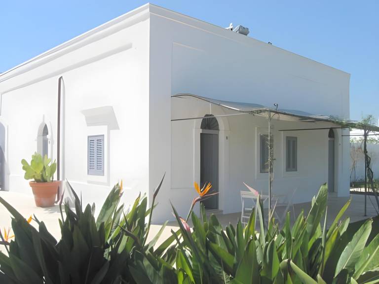 Vacation home with garden, BBQ & hot tub in Fasano