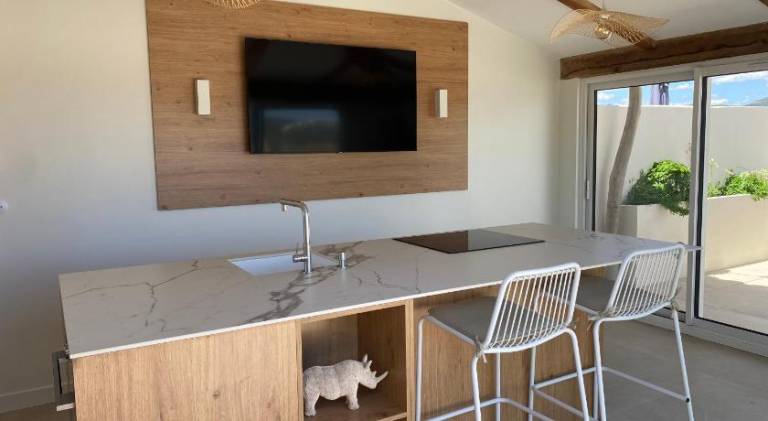 Family-oriented serviced apartment with jacuzzi & patio | Pets allowed — photo 2