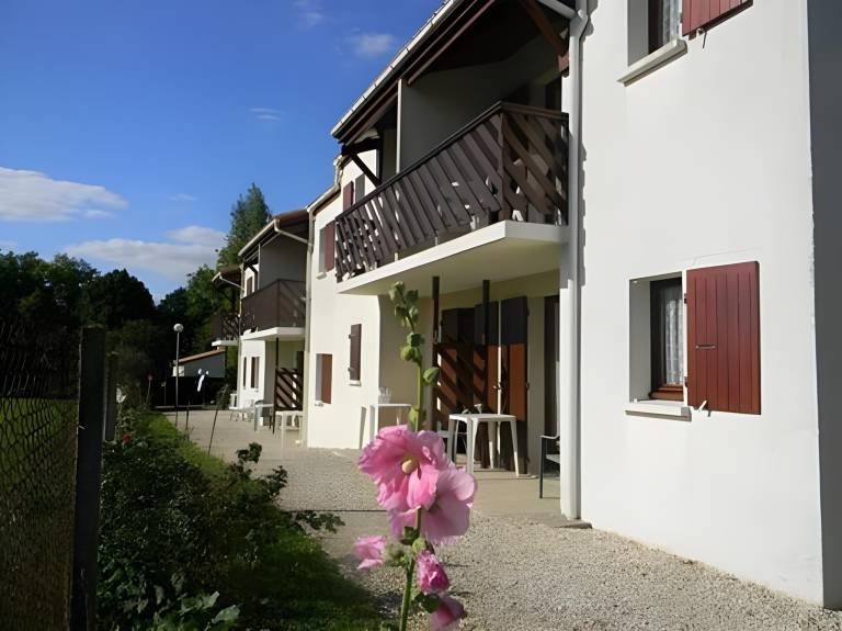 Serviced apartment with garden & terrace in Saintes