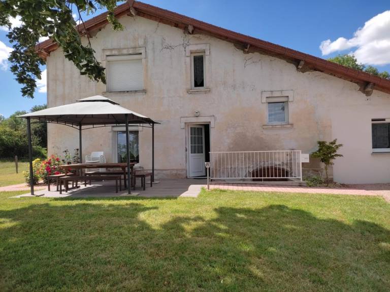 Gite with yard & terrace — photo 2